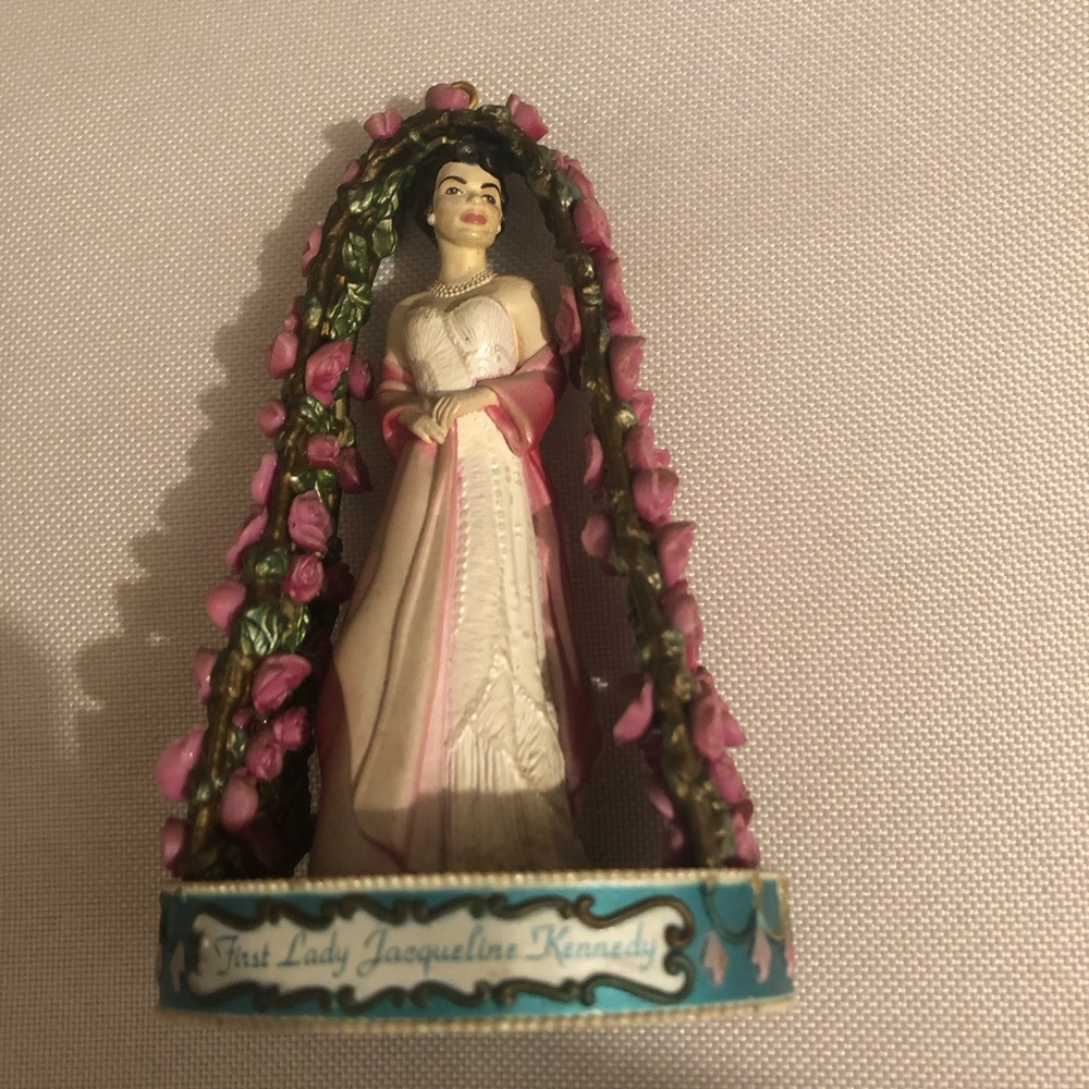 ❤️Elegant Jacqueline Kennedy Onassis Ornament- 170A $25 or $20 w/offer
